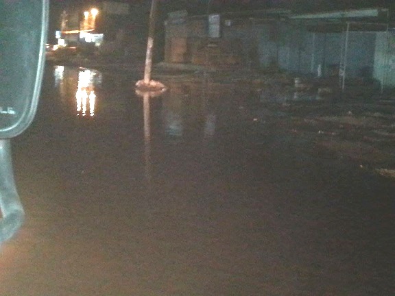 بالصور: طفح شبكات تصريف المياه مع مياه الاسالة تغلق طريقا في غربي كربلاء