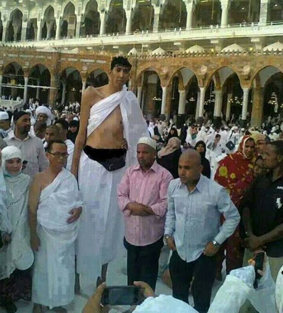 بالصورة :وصول اطول حاج الى مكة المكرمة وسط التفاف الحجيج حوله