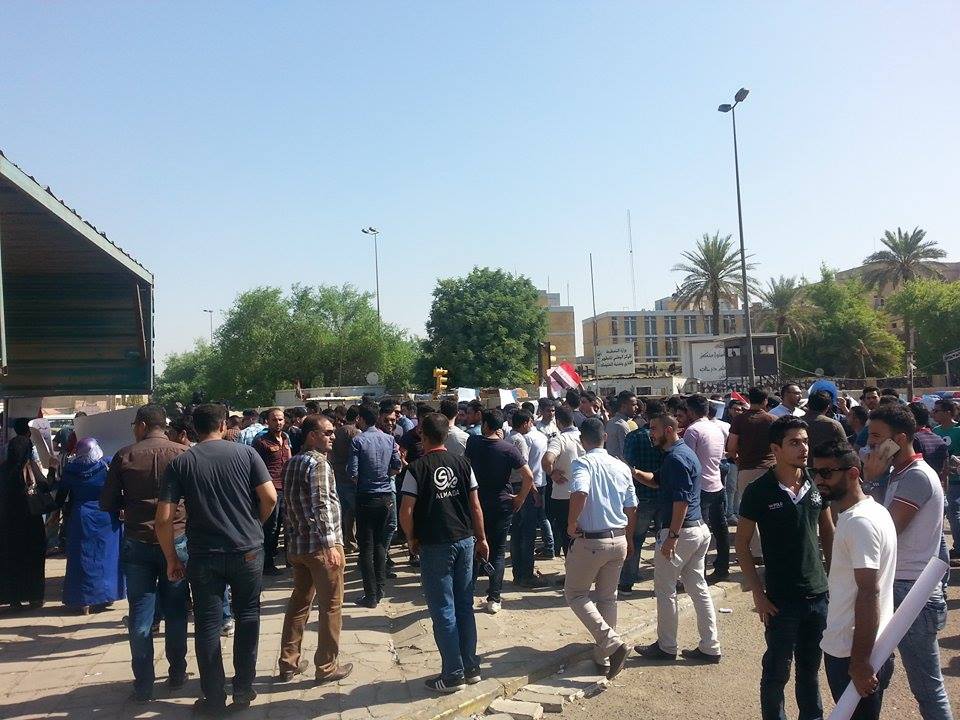 طلبة المجموعات الطبية يتظاهرون امام وزارة التعليم للمطالبة باعادة نظام العبور