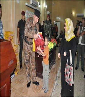 شرطة ديالى تقيم احتفالية لتوزيع كسوة العيد على الأيتام (مصور)