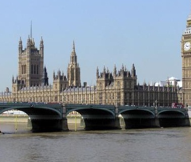 لندن تعلن استعدادها لإعادة ناهبي الأموال العراقية المقيمين على أراضيها