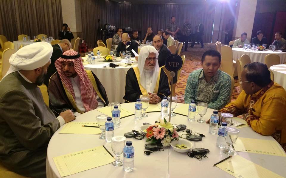 الوقفين الشيعي والسني مع ممثلي العراق  المشارك في مؤتمر مكافحة الإرهاب في جاكارتا