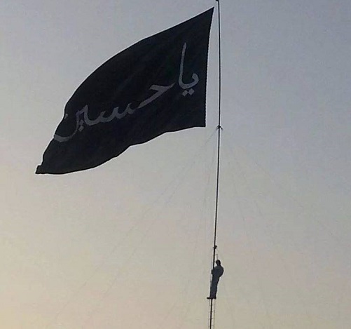 بالصور :راية الامام الحسين ترتفع بعلو 34 م في سماء السعودية