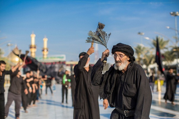 بالصور :كبار السن يشاركون في إحياء الشعائر الحسينية