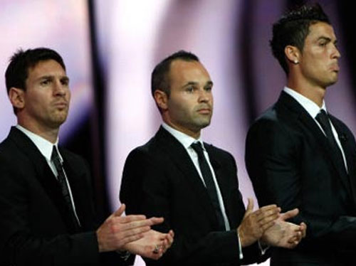 ميسي وإنيستا ورونالدو يتنافسون على لقب أفضل لاعب