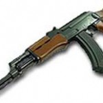 كويتي حطم واجهة محل بكلاشنكوف بسبب سعر «درزن كيك»