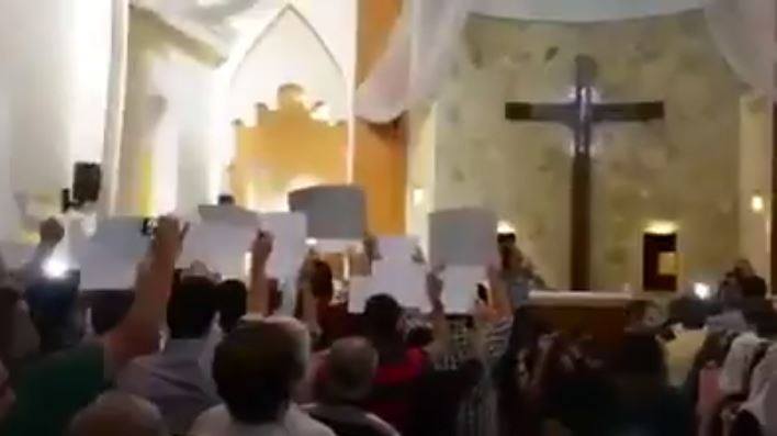 بالفيديو: نشيد موطني بدلا من القداس وسط اجواء سادتها الغصة و الدموع في احدى كنائس بغداد