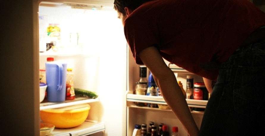 تعرف على أضرار تناول الطعام ليلا