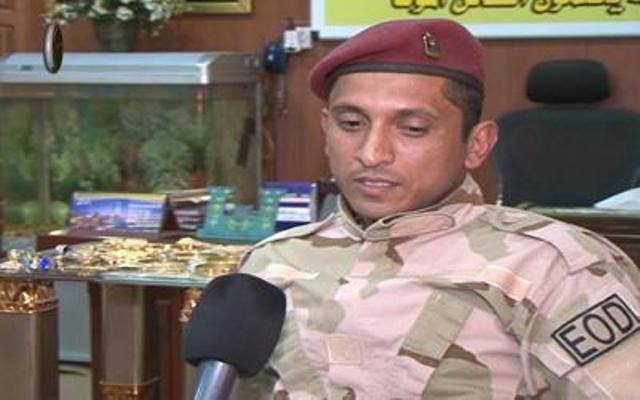 بالفيديو:مقاتل عراقي يعيد مصوغات ذهبية عثر عليها بحوزة أحد عناصر "داعش" بالرمادي