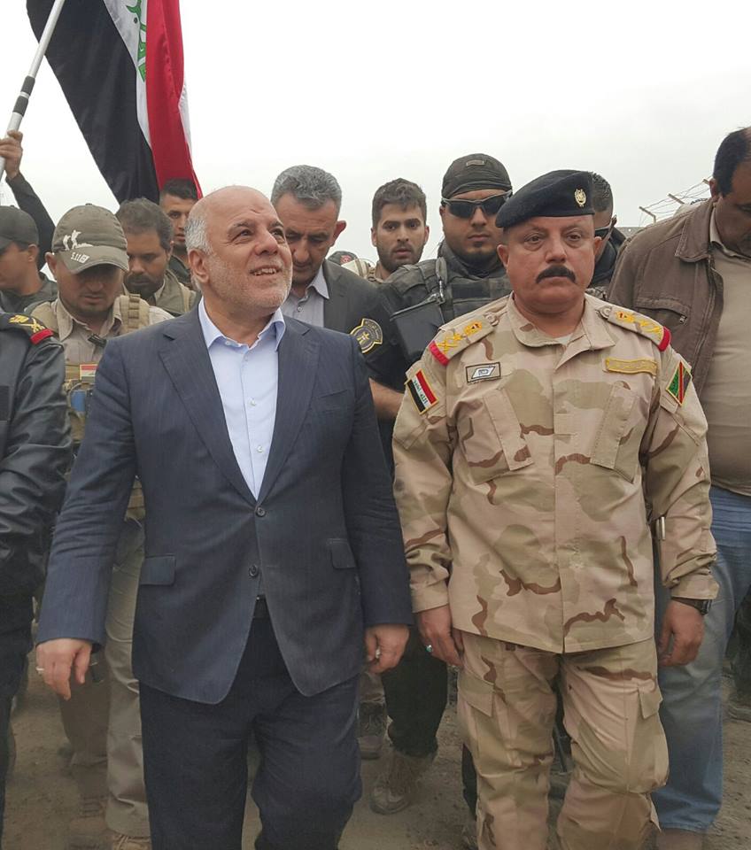 بالصور: العبادي يزور الرمادي ويرفع العلم العراقي