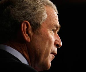 بوش يودع الأميركيين بـ"الاختفاء" حرصاً على عدم إلحاق الضرر بماكين