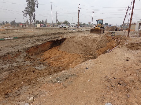 كسر انبوب في منطقة حي العباس يؤدي الى تلف الشارع (مصور)