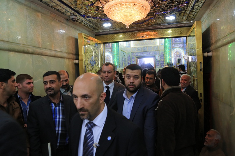 بالصور : ممثل الامين العام للأمم المتحدة في العراق يزور مرقد الامام الحسين ويشيد بالنهج الانساني لابناء كربلاء باستضافتهم ابناء الفلوجة