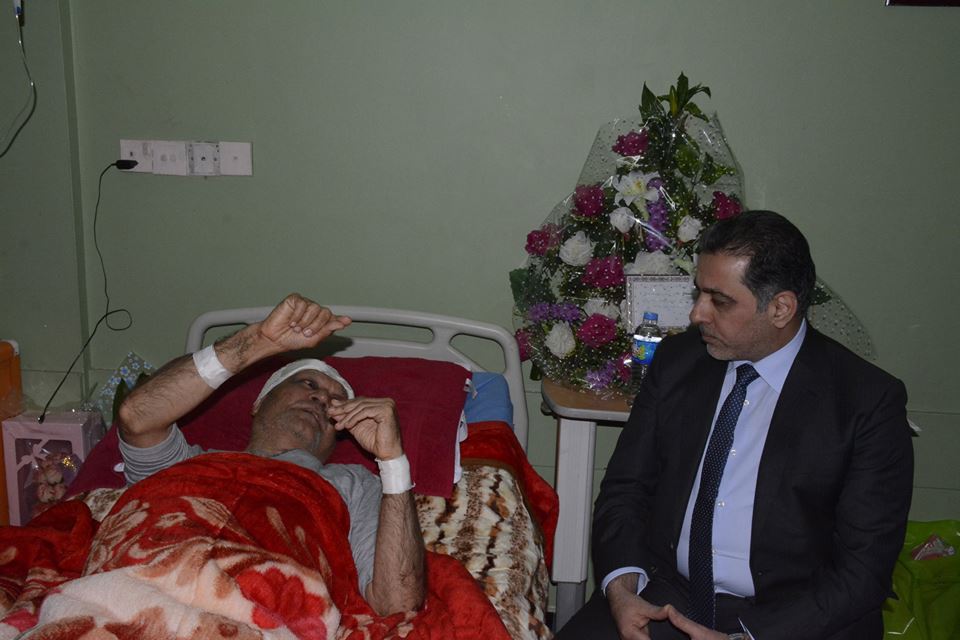 وزير الداخلية يزور قائد شرطة نينوى ويطمأن على وضعه الصحي