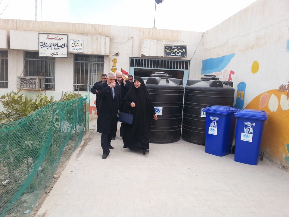 كربلاء:منظمة اليونسيف تجهز ستة مدارس بخزنات مياة وقرطاسية وحاويات واكياس نفايات