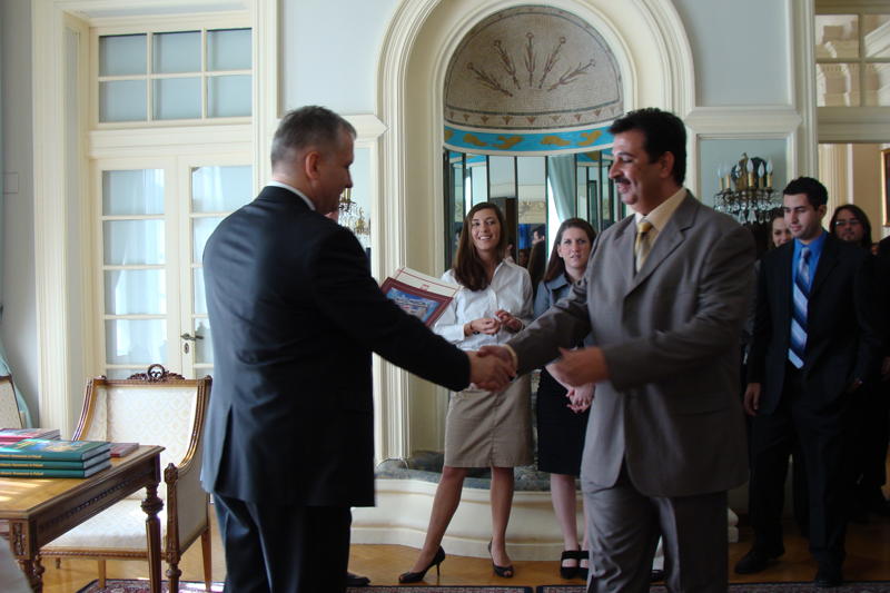 باحث عراقي  يستخرج من شجرة الآس (الياس)  وقودا للمولدات الكهربائية امام الاوربيين بعد ان رفضه  العراقيون داخل العراق