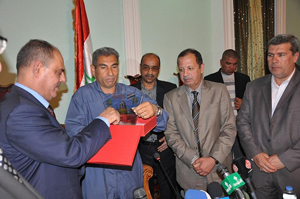 محافظة واسط  تمنح نقيب الصحفيين العراقيين  درع المحافظة