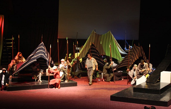 عرض مسرحي كبير يشارك فيه 85 ممثلا واداريا في كربلاء بعد غياب دام أكثر من عقد ونصف(مصور)