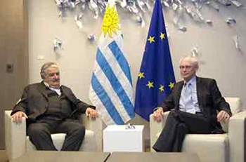 بالصور: أفقر واسخى رئيس دولة في العالم