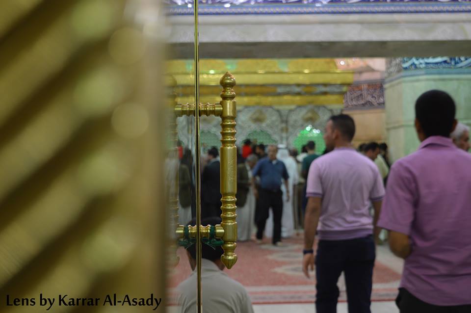 تقرير مصور لزوار عتبات كربلاء وفيها لقطة قرب الضريح الشريف للامام الحسين عليه السلام
