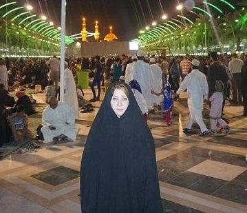 بالصور ...الاعلامية هيفاء الحسيني بالعباءة الكربلائية : اعجز عن التعبير عن عظمة الحسين (عليه السلام)