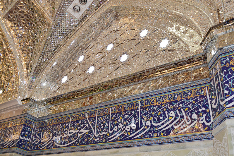 انجاز اعمال استبدال الكتائب القرانيه لحرم  الامام الحسين(ع) بكتائب جديدة مصنوعة من الكاشي المعرق التراثي