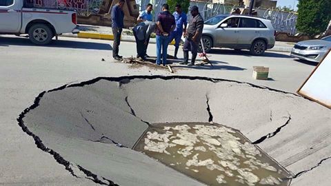 بالصور:الارض تنخسف في كربلاء بسبب الامطار وناشطون يتهمون الشركات المنفذة بالعشوائية وسوء العمل