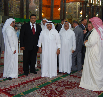 كربلاء :السفير الكويتي والوفد المرافق له يؤدي مراسم زيارة الامامين الحسين واخيه العباس عليهما السلام