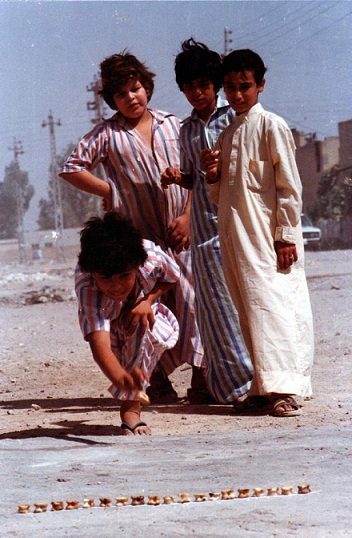 صورة ارشيفية للعب (الجعاب) في الخمسينات من القرن الماضي