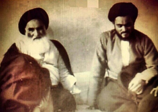 صورة ارشيفية تجمع  اية الله الميرزا الشيرازي مع نجله الاكبر اية الله محمد الشيرازي قبل اكثر من 60 عاما