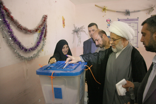 بالصور :ممثل المرجع السيستاني الشيخ عبد المهدي الكربلائي يدلي بصوته بالانتخابات