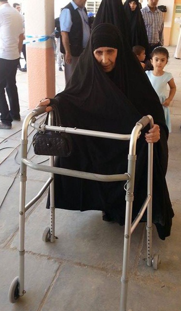 شاهد بالصور :امراة ضريرة تتنخب من يمثلها بالبرلمان في كربلاء