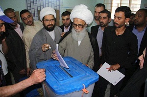 بالصور :المرجع النجفي يدلي بصوته بالانتخابات العراقية