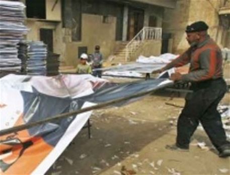 ” العتاكة ” يتسابقون الى سرقة الاطارات الحديدية لصور المرشحين في ذي قار