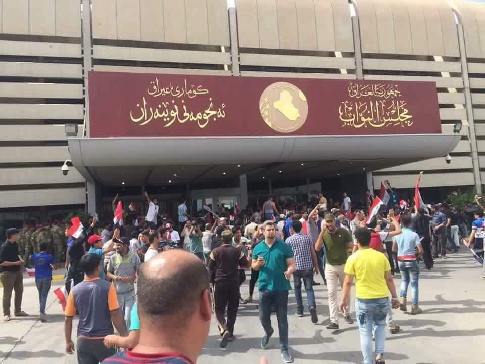 بالفيديو: متظاهرو التيار الصدري يدخلون مبنى مجلس النواب