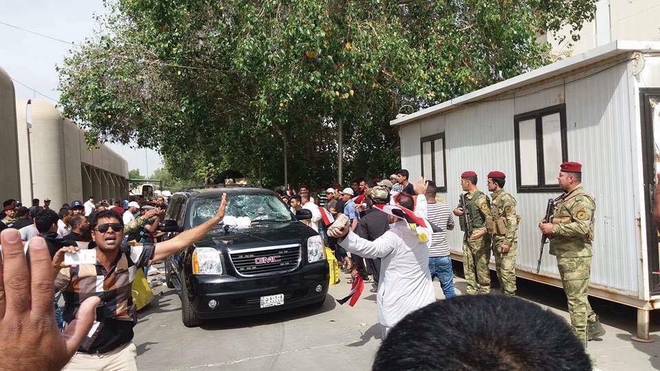 بالصورة :المتظاهرين يرمون الحجارة على النواب اثناء خروجهم من الجلسة