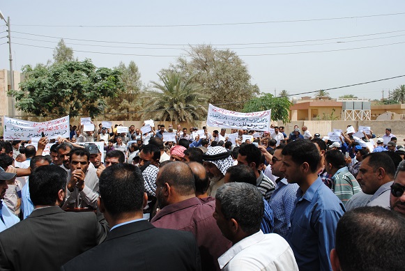 موظفو البلديات في كربلاء يتظاهرون امام مقر مجلس النواب (مصور)