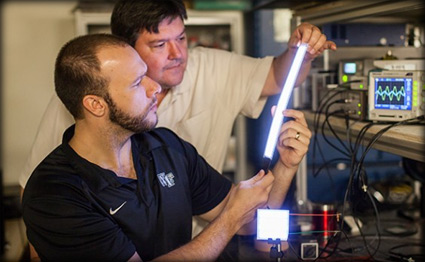 عالم أمريكي يخترع مصباحا كهربائيا "بلاستيكيا