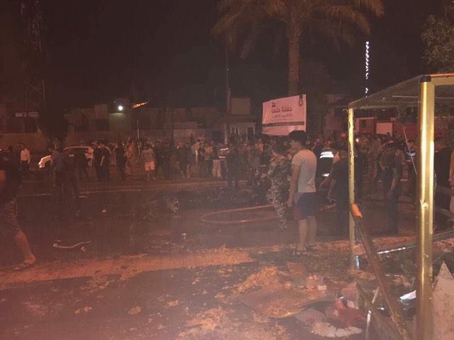 بالصور والفيديو: شهداء وجرحى بانفجار سيارة مفخخة في الكراده وسط بغداد