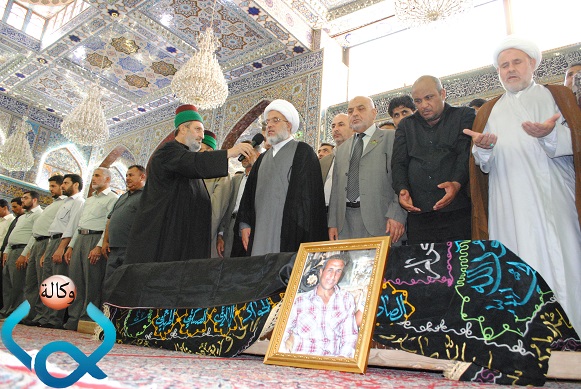 كربلاء :تشييع جثمان الشهيد محمد عباس مدرب كربلاء وممثل المرجعية يصلي على جثمانه (مصور)