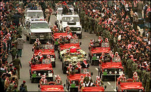 معلومات يكشفها احد ضباط الحرس الجمهوري حول مشاركة صدام حسين في تشييع الملك الحسين بن طلال متنكرا