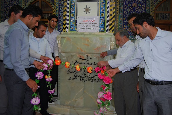 عراقيون يضعون الزهور على ضريح قائد ثورة العشرين:فتوى الشيرازي طردت الانكليز وفتوى السيستاني طردت داعش من العراق(مصور)