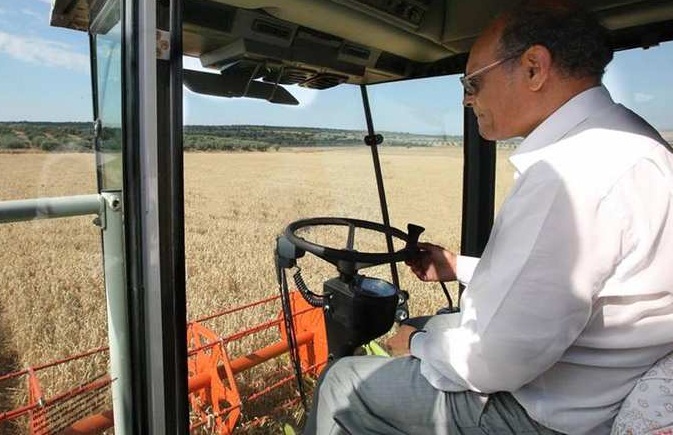 الرئيس التونسي ذهب للتسجيل في الانتخابات لكنه نسي بطاقة هويته