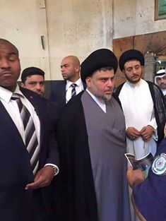 بالصور:السيد مقتدى الصدر يزور مسجد الصادق في ‫‏الكويت‬ والذي شهد تفجيرا انتحاريا الجمعة الماضية.