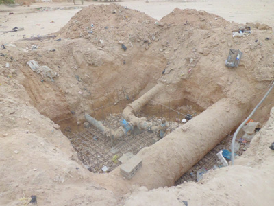 كربلاء :حفرة عميقة تعيق المارة واصحاب السيارات قرب منطقة حي التعاون (مصور)