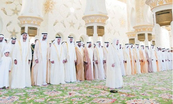 شاهد ..إمام أكبر مساجد الإمارات يخترع سورة جديدة بصلاة العيد