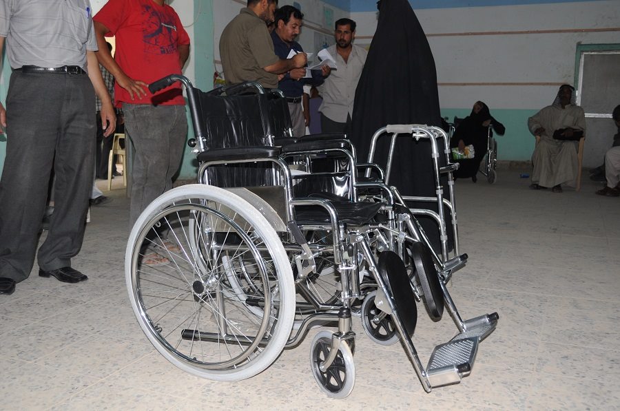 توزيع (15) كرسي متحرك لكبار السن من المعاقين في كربلاء