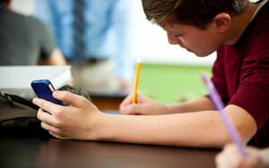 دراسة: استخدام المراهقين للهواتف الخلوية في وقت متأخر ليلاً يضر بالصحة العقلية