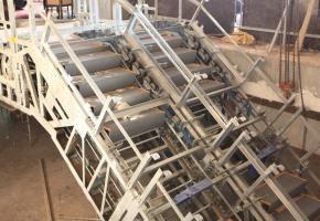 كربلاء :العتبة العباسية المقدسة تنصب سلالم كهربائية متحركة  بمشروع توسعتها خدمة لزوارها