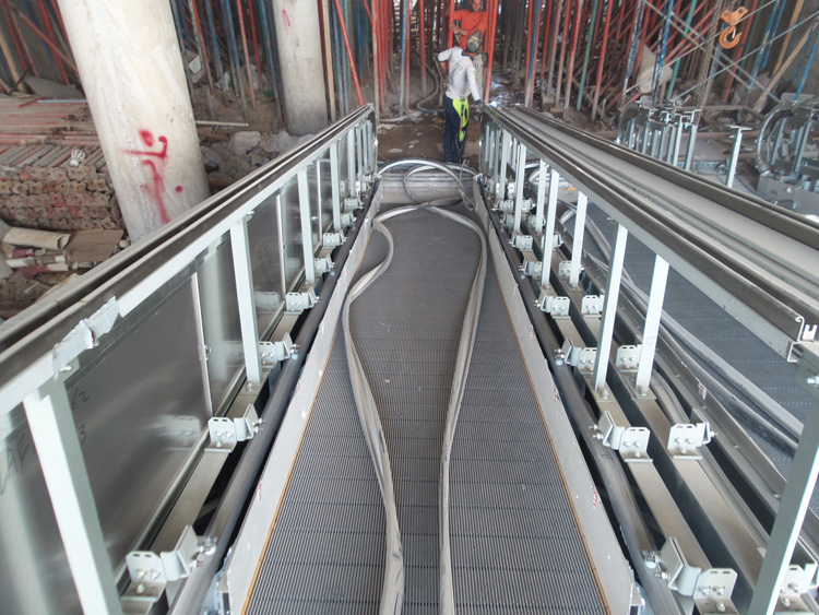 بالصور:نصب سلالم كهربائية في نفق للزائرين في باب قبلة الامام الحسين بكربلاء